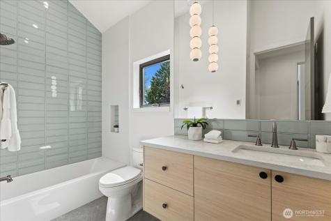 128 24th Avenue Seattle WA 98122
