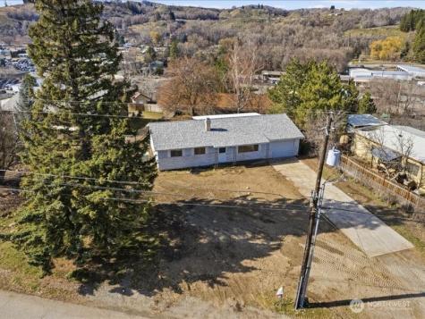 702 West Ridge Drive Omak WA 98841