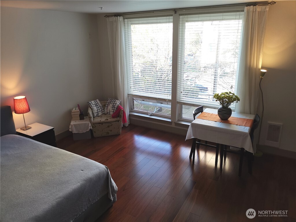 4547 8th Avenue NE Seattle WA 98105