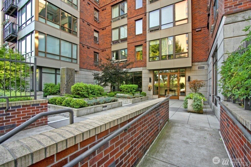 4547 8th Avenue NE Seattle WA 98105