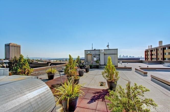 4547 8th Avenue NE Seattle WA 98105