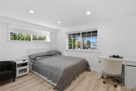 12704 Holmes Point Drive NE Kirkland WA 98034