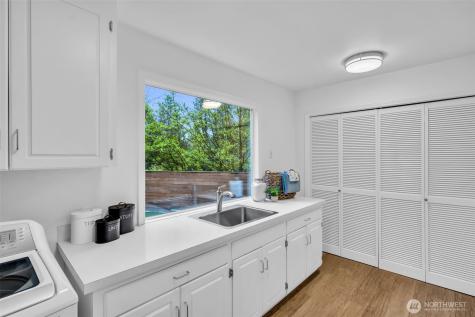8402 SE 53rd Place Mercer Island WA 98040