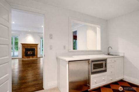 8975 NE 10th Street Bellevue WA 98004