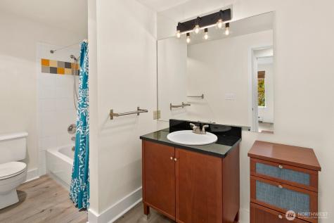 7323 Sandpoint Way NE Seattle WA 98115