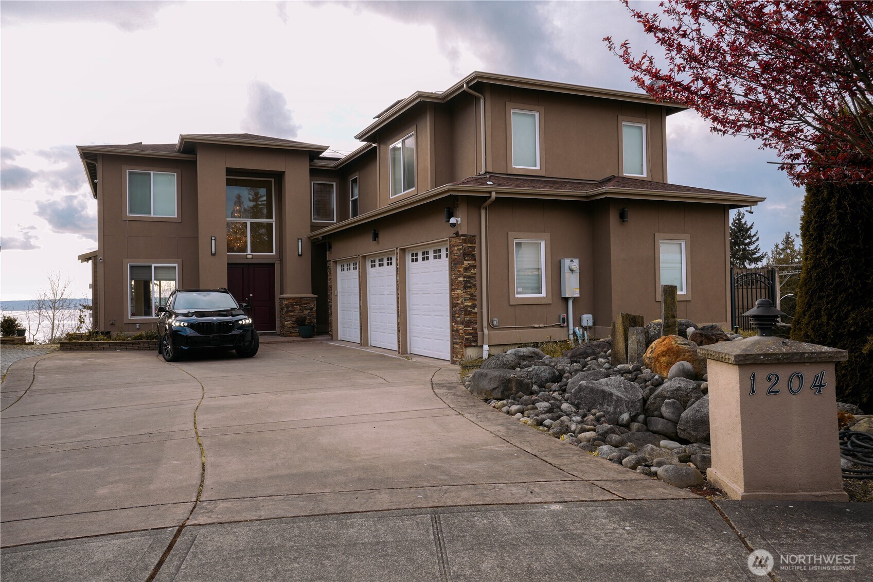 1204 S 273rd Place Des Moines WA 98198