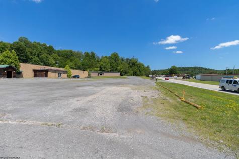 743 Thornton Pike Grafton WV 26354
