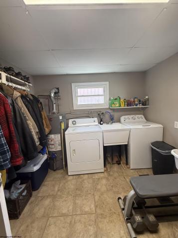 8026 Plainwood Avenue Stonewood WV 26301