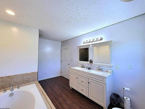 1643 Simmons Lane Fairmont WV 26554