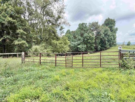 1586 Vannoys Mill Road Belington WV 26250