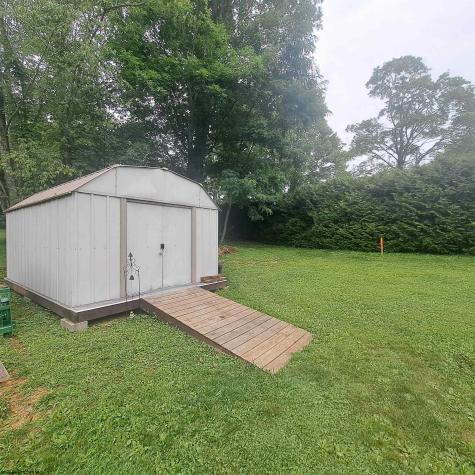 250 Deerfield Circle Kingwood WV 26537
