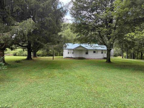 2906 Gladesville Road Independence WV 26374