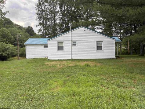 2906 Gladesville Road Independence WV 26374