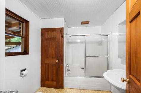 7816 Husky Highway Mannington WV 26582