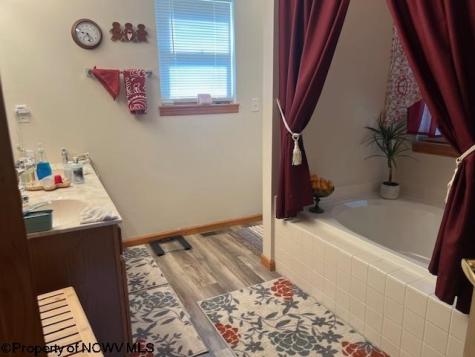 250 Deerfield Circle Kingwood WV 26537