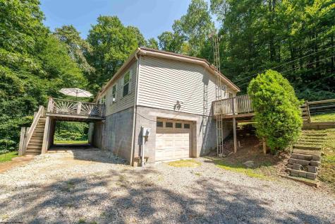 894 Mods Run Road Mannington WV 26582