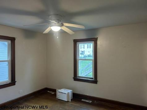 122 Reeves Avenue Fairmont WV 26554-4245