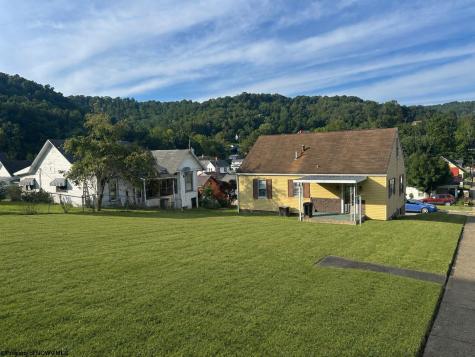 210 Poolside Drive Mannington WV 26582