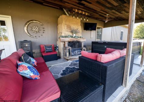 1586 Vannoys Mill Road Belington WV 26250