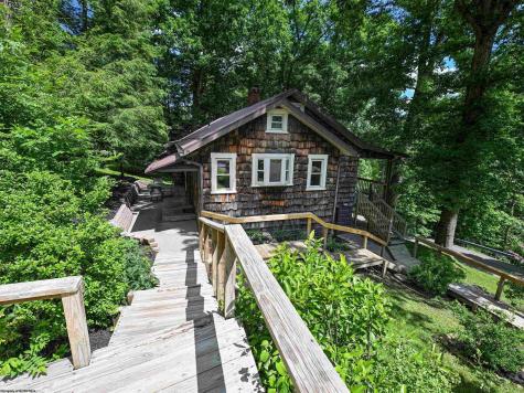 135 Camden Road Fairmont WV 26554-2433