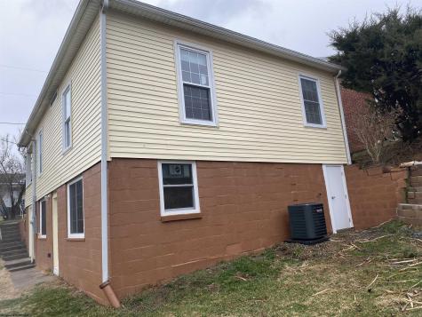 204 Ohio Avenue Nutter Fort WV 26301