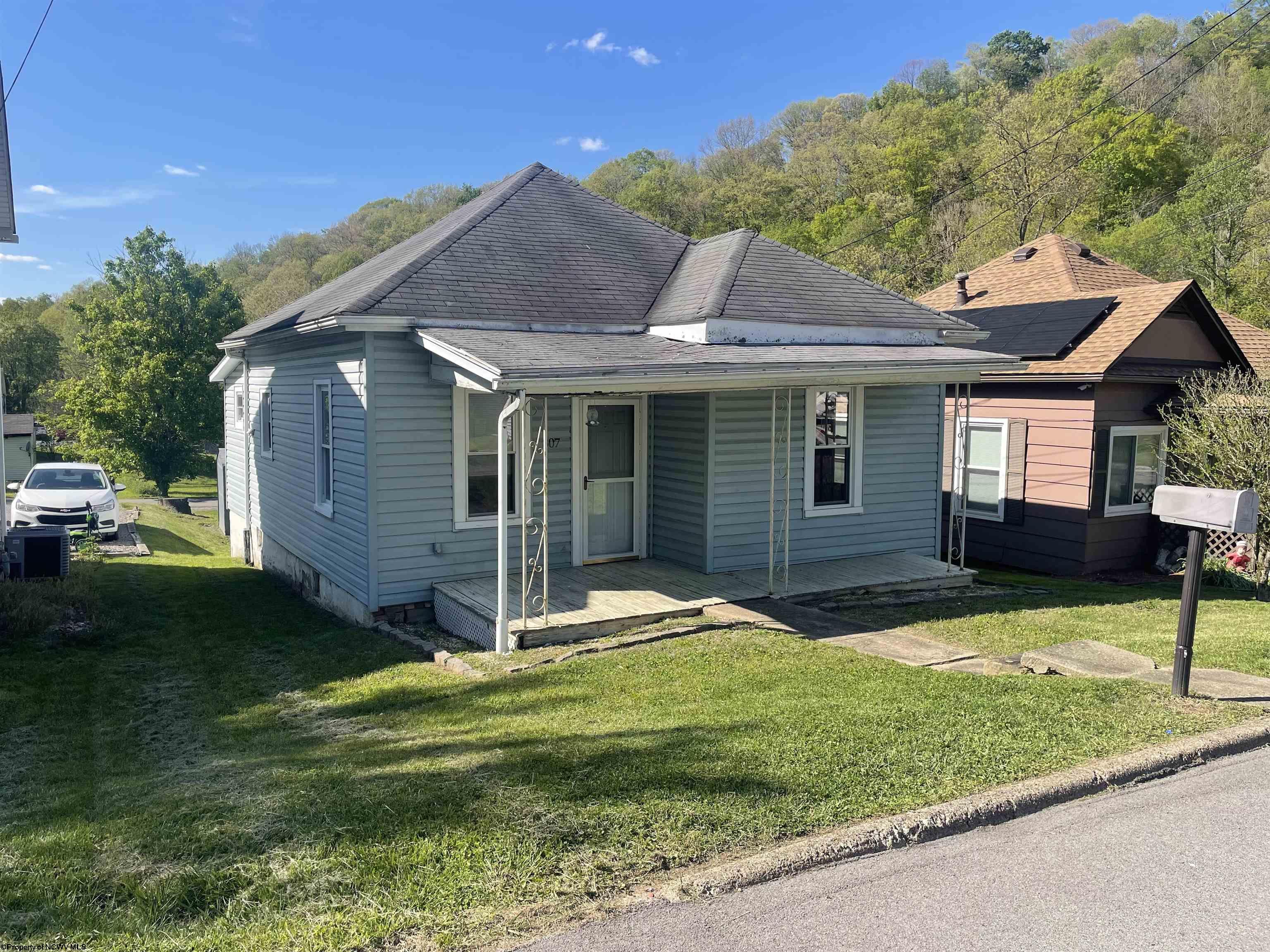 807 Indiana Avenue Nutter Fort WV 26301-4561