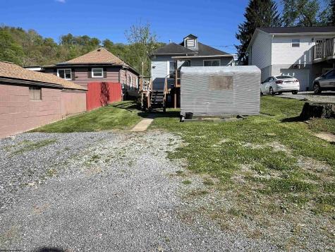 807 Indiana Avenue Nutter Fort WV 26301-4561