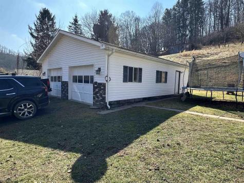 79 Punkin Center Road Fairview WV 26570