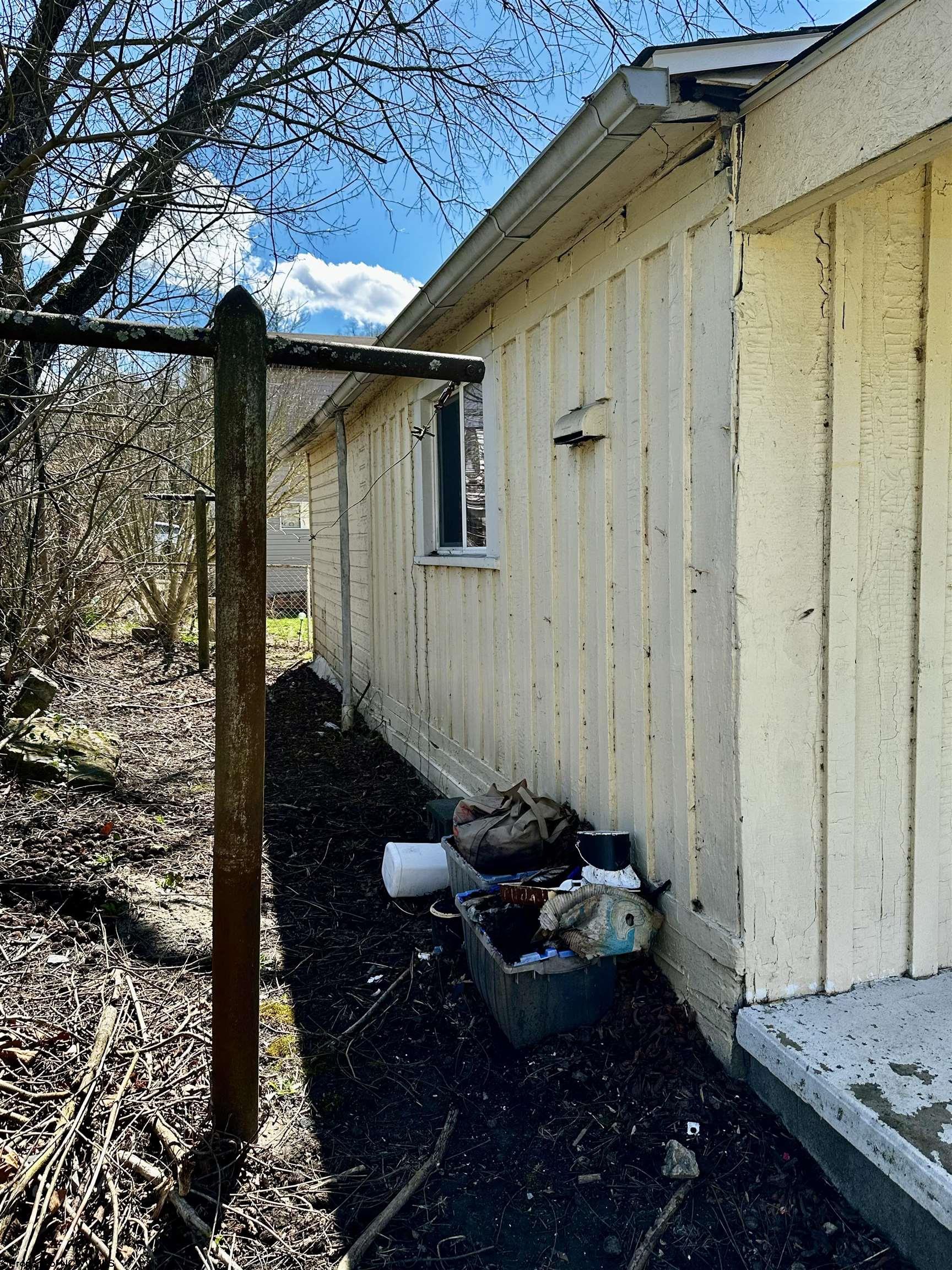 216 2nd Street Monongah WV 26554-2655