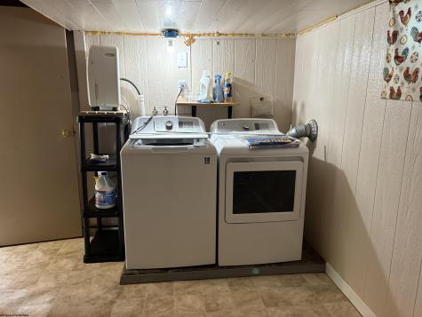 3892 Us Highway 33 West Weston WV 26452